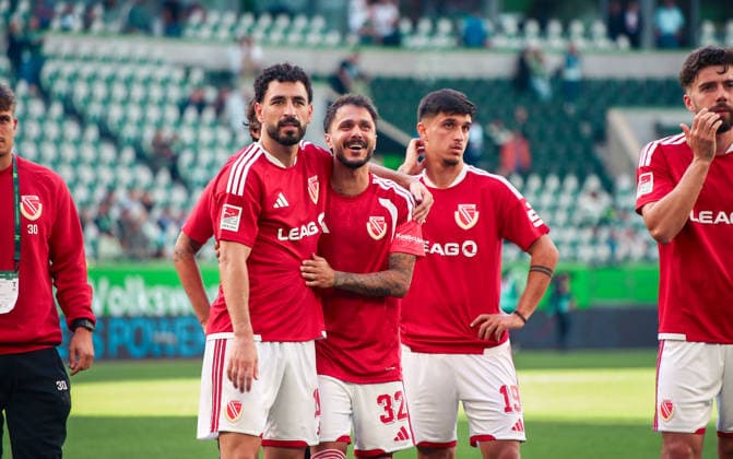 Deutschland:Fussball 2.Bundesliga 2026 2027, 4.Spieltag VfL Wolfsburg vs Energie Cottbus - Volkswagen Arena (Wolfsburg): Freude, Emotionen, Jubel Tolcay CiÄüerci Tolcay Cigerci (Energie Cottbus, 10) Leonardo Bittencourt (Energie Cottbus, 32) *** Germany Soccer 2. Bundesliga 2026–2027, Matchday 4: VfL Wolfsburg vs. Energie Cottbus at Volkswagen Arena, Wolfsburg—Joy, excitement, celebration—Tolcay CiÄüerci (Tolcay Cigerci), Energie Cottbus, 10; Leonardo Bittencourt, Energie Cottbus, 32 Copyright: xAymanxAlahmedx