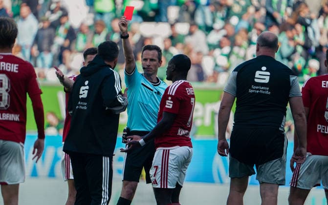 Deutschland:Fussball 2.Bundesliga 2026 2027, 4.Spieltag VfL Wolfsburg vs Energie Cottbus - Volkswagen Arena (Wolfsburg): Schiedsrichter Lukas Benen Rote Karte gegen ein Mitglied des Trainerstabs *** Germany Soccer 2. Bundesliga 2026–2027, Matchday 4: VfL Wolfsburg vs. Energie Cottbus at Volkswagen Arena, Wolfsburg; Referee: Lukas Benen; Red card issued to a member of the coaching staff Copyright: xAymanxAlahmedx