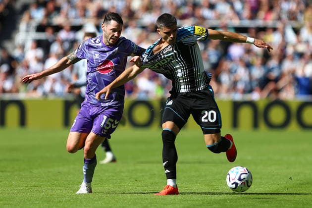St James Park NEWCASTLE UPON TYNE, ENGLAND, SEPTEMBER 5: Adam Smith of AFC Bournemouth (L) vies with Matias Fernandez-Pardo of Newcastle United (R) during a Premier League 2026-27 match between Newcastle United and AFC Bournemouth at St James Park on September 5, 2026 in Newcastle Upon Tyne, England. (Photo by Zach Forster Sports Press Photo) (Zach Forster Sports Press Photo SPP) Copyright: xZachxForster SportsxPressxPhotox xSPPx spp-en-ZaFoPrPh-spp26_zachf_0509_218