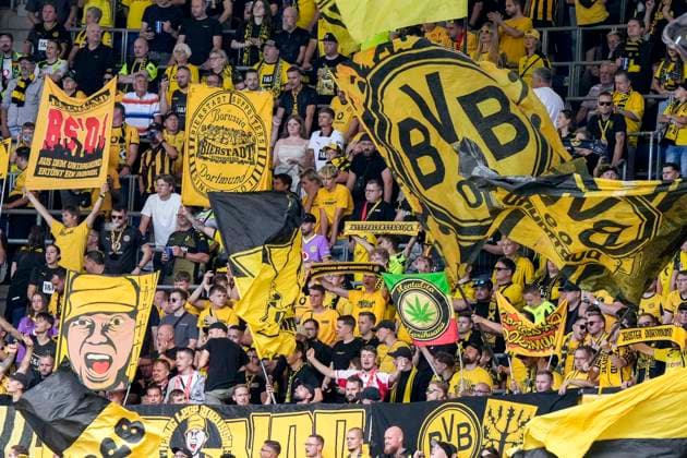 Die mitgereisten Ultras von Borussia Dortmund (BVB 09) schwenken in der Fankurve ihre Fahnen, Gästefans, Gästeblock, Gast, Fanblock, freuen sich aufs Spiel, Fans, Publikum, Zuschauer, Stimmung, Atmosphäre, Stadion, 05.09.2026, Sinsheim (Deutschland), Fussball, Bundesliga, TSG 1899 Hoffenheim - Borussia Dortmund, DFB DFL REGULATIONS PROHIBIT ANY USE OF PHOTOGRAPHS AS IMAGE SEQUENCES AND OR QUASI-VIDEO. *** The traveling Ultras from Borussia Dortmund BVB 09 are waving their flags in the fan section; visiting fans, visiting section, visitors, fan section, are looking forward to the game; fans, audience, spectators, mood, atmosphere, stadium, September 5, 2026, Sinsheim, Germany, soccer, Bundesliga, TSG 1899 Hoffenheim vs. Borussia Dortmund, DFB and DFL regulations prohibit any use of photographs as image sequences and or quasi-video xozx