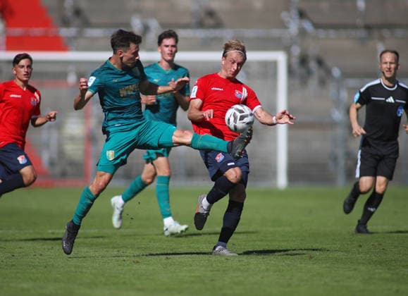 Soccer, Men s, Bavarian Regional League, 2026–2027 Season, SpVgg Unterhaching vs. FC Augsburg II, Amateurs: Till Schumacher (FC Augsburg II, left) and Ben Westermeier (SpVgg Unterhaching, right) battling for the ball