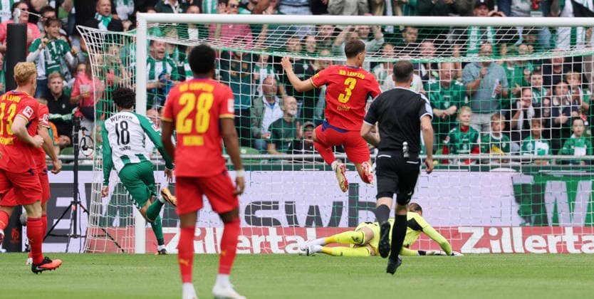 Bremen - RB Leipzig Bundesliga Bremen, 05.09.2026, Weserstadion, Fußball, 1.Bundesliga, 2.Spieltag , SV Werder Bremen vs. RB Leipzig , Im Bild: Tor für Werder Bremen. Eren Dinkci ( 18, Bremen) trifft zum 1.0. , Nur zur redaktionellen Nutzung. Only editorial use. , DFL DFB regulations prohibit any use of photographs as image sequences and or quasi-video. , *** Bremen vs. RB Leipzig, Bundesliga, Bremen, September 5, 2026, Weserstadion, Soccer, 1st Bundesliga, Matchday 2, SV Werder Bremen vs. RB Leipzig, Pictured: Goal by Werder Bremen s Eren Dinkci in the 18th minute; Bremen takes a 1–0 lead, For editorial use only, DFL and DFB regulations prohibit any use of photographs as image sequences and or quasi-video,
