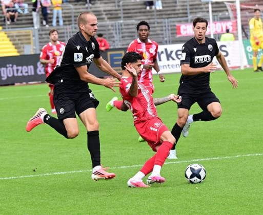 September 5, 2026 xkhx Kassel, Auestadion, Regionalliga Southwest, 2026–2027 Season, KSV Hessen Kassel vs. SV Sandhausen, Phil Halbauer (Sandhausen) vs. Nael Najjer 32, Hessen Kassel