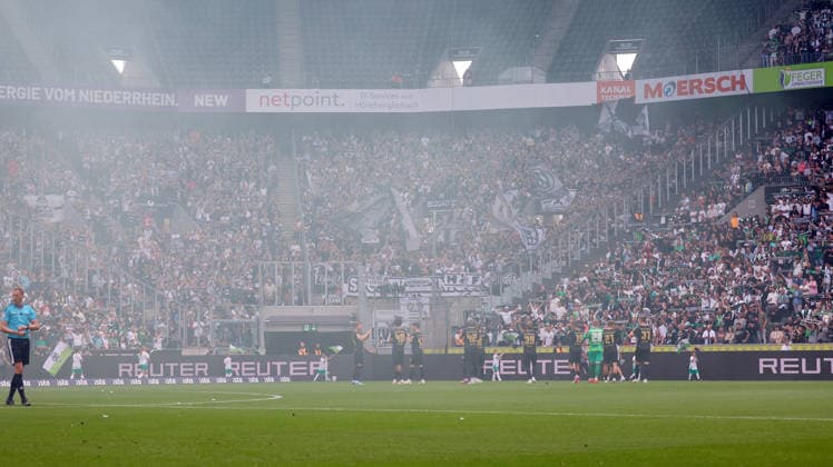 05.09.2026, xrekx, Fussball 1.Bundesliga, Borussia Moenchengladbach - SV Elversberg v.l. SV Elversberg v.l. SV Elversberg Mannschaft Fans ,Stimmung, Schals, Ultras, Zuschauer, Besucher, Choreo, Choreografie, atmosphere, scarves, spectators, visitors (DFL DFB REGULATIONS PROHIBIT ANY USE OF PHOTOGRAPHS as IMAGE SEQUENCES and or QUASI-VIDEO) Moenchengladbach *** September 5, 2026, xrekx, Soccer, Bundesliga 1, Borussia Mönchengladbach vs. SV Elversberg, SV Elversberg team, fans, atmosphere, scarves, ultras, spectators, visitors, choreographed displays, choreography, atmosphere, scarves, spectators, visitors DFL DFB REGULATIONS PROHIBIT ANY USE OF PHOTOGRAPHS AS IMAGE SEQUENCES AND OR QUASI-VIDEO MOENCHENGladbach