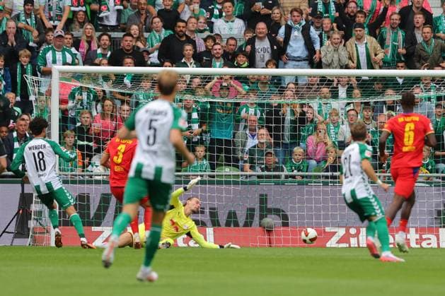 05.09.26, GER, Fussball, 1.FBL Männer, 2. Spieltag, Saison2026 2027, SV Werder Bremen vs. RB Leipzig Tor zum 1:0. Torschütze Torschuetze Eren Dinkci Eren Dinkci (SV Werder Bremen 18) trifft zum 1:0 ins Tor von Torwart Maarten Vandevoordt (RB Leipzig 26) Bremen Weserstadion Bremen Germany *** 05 09 26, GER, Soccer, Men s 1st Division, Matchday 2, 2026–2027 Season, SV Werder Bremen vs. RB Leipzig Goal: 1–0 Scorer: Eren Dinkci (SV Werder Bremen 18) scores the 1–0 goal past goalkeeper Maarten Vandevoordt (RB Leipzig 26) at the Weserstadion in Bremen, Germany Copyright: xnordphotoxGmbHx xTauchnitzx