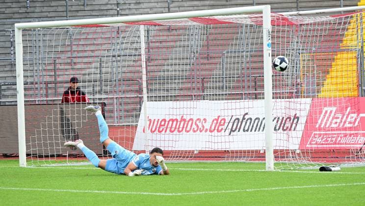 September 5, 2026 xkhx Kassel, Auestadion, Regionalliga Southwest, 2026–2027 Season, KSV Hessen Kassel vs. SV Sandhausen. Lucky break for Sandhausen goalkeeper Arthur Lyska—the ball goes wide.