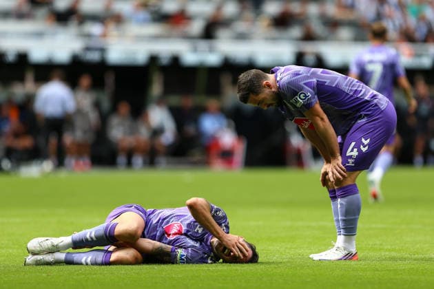 St James Park NEWCASTLE UPON TYNE, ENGLAND, SEPTEMBER 5: Adam Smith (L) goes down injured and his consoled by his teammate Lewis Cook (R) of AFC Bournemouth during a Premier League 2026-27 match between Newcastle United and AFC Bournemouth at St James Park on September 5, 2026 in Newcastle Upon Tyne, England. (Photo by Zach Forster Sports Press Photo) (Zach Forster Sports Press Photo SPP) Copyright: xZachxForster SportsxPressxPhotox xSPPx spp-en-ZaFoPrPh-spp26_zachf_0509_220