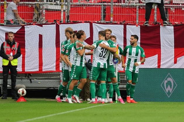05.09.26, GER, Fussball, 1.FBL Männer, 2. Spieltag, Saison2026 2027, SV Werder Bremen vs. RB Leipzig Torjubel Jubel. Torschütze Torschuetze Eren Dinkci Eren Dinkci (SV Werder Bremen 18) jubelt ueber das Tor zum 1:0 Bremen Weserstadion Bremen Germany *** 05 09 26, GER, Soccer, Men s 1st Bundesliga, Matchday 2, 2026–2027 Season, SV Werder Bremen vs. RB Leipzig Goal Celebration Cheering Goal Scorer Goal Scorers Eren Dinkci Eren Dinkci SV Werder Bremen No. 18 celebrates the 1–0 goal at the Weserstadion in Bremen, Germany Copyright: xnordphotoxGmbHx xTauchnitzx