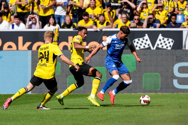 v.li.: Daniel Svensson (BVB, 24), Filippo Mane (BVB, 39), Adam Hlozek (Hoffenheim, 10), Zweikampf, Spielszene, Duell, duel, tackle, tackling, Dynamik, Action, Aktion, 05.09.2026, Sinsheim (Deutschland), Fussball, Bundesliga, TSG 1899 Hoffenheim - Borussia Dortmund, DFB DFL REGULATIONS PROHIBIT ANY USE OF PHOTOGRAPHS AS IMAGE SEQUENCES AND OR QUASI-VIDEO. *** From left: Daniel Svensson (BVB), 24; Filippo Mane (BVB), 39; Adam Hlozek (Hoffenheim), 10; tackle, game scene, duel, tackle, tackling, dynamics, action, 05 09 2026, Sinsheim, Germany, soccer, Bundesliga, TSG 1899 Hoffenheim, Borussia Dortmund, DFB and DFL regulations prohibit any use of photographs as image sequences and or quasi-video xozx