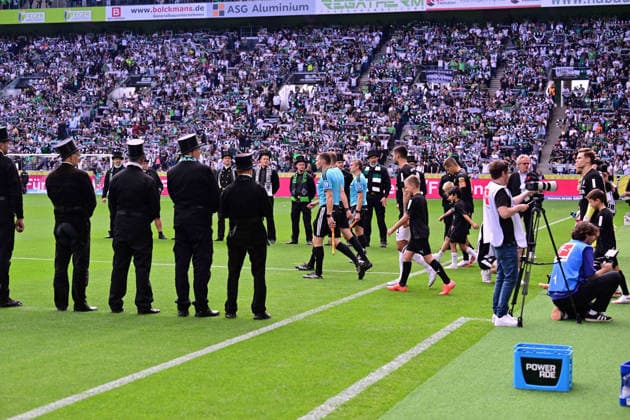 05.09.2026; Moenchengladbach; Fussball, Herren, Saison 2026 2027, Borussia Moenchengladbach vs. SV Elversberg Schornsteinfeger stehen beim Einlaufen der Mannschaften Spalier DFL regulations prohibit any use of photographs as image sequences and or quasi-video. ista-Borussia-Park Nordrhein-Westfalen Deutschland *** September 5, 2026, Mönchengladbach Soccer, Men s, 2026–2027 Season, Borussia Mönchengladbach vs. SV Elversberg Chimney sweeps form a guard of honor as the teams take the field. DFL regulations prohibit any use of photographs as image sequences and or quasi-video. Borussia Park, North Rhine-Westphalia, Germany