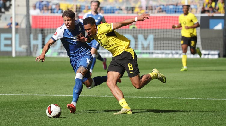 Sinsheim , Fußball Bundesliga TSG 1899 Hoffenheim vs. Borussia Dortmund , von links: Adam Hlozek ( Hoff ) Felix Nmecha ( BVB ) *** Sinsheim, Bundesliga soccer: TSG 1899 Hoffenheim vs. Borussia Dortmund; from left: Adam Hlozek (Hoffenheim), Felix Nmecha (BVB)