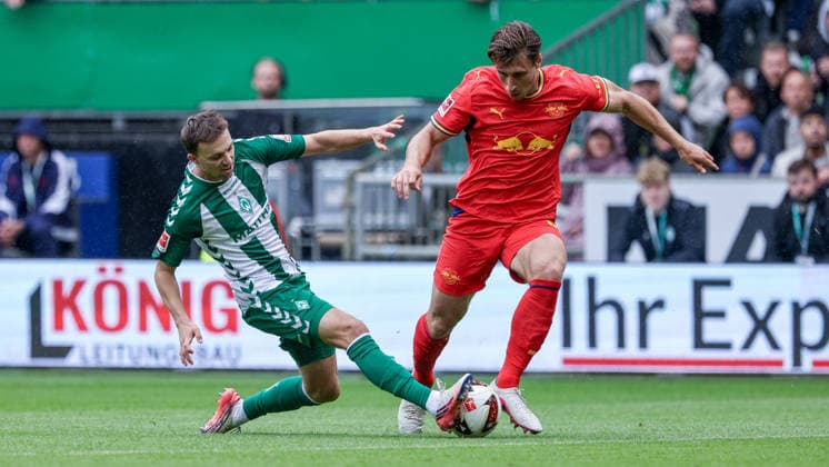 v.li.: Youri Regeer (SV Werder Bremen, 44) und Willi Orban (RB Leipzig, 4) im Zweikampf, Duell, Dynamik, Aktion, Action, Spielszene, DIE DFL-RICHTLINIEN UNTERSAGEN JEGLICHE NUTZUNG VON FOTOS ALS SEQUENZBILDER UND ODER VIDEOAÌˆHNLICHE FOTOSTRECKEN. DFL REGULATIONS PROHIBIT ANY USE OF PHOTOGRAPHS AS IMAGE SEQUENCES AND OR QUASI-VIDEO., 05.09.2026, Bremen (Deutschland), Fussball, Bundesliga, SV Werder Bremen - RB Leipzig *** v li Youri Regeer of SV Werder Bremen, 44, and Willi Orban of RB Leipzig, 4, in a one-on-one battle, duel, dynamic moment, action, game scene, DFL REGULATIONS PROHIBIT ANY USE OF PHOTOGRAPHS AS SEQUENCE IMAGES AND OR VIDEO-LIKE PHOTO SERIES DFL REGULATIONS PROHIBIT ANY USE OF PHOTOGRAPHS AS IMAGE SEQUENCES AND OR VIDEO-LIKE PHOTO SERIES, May 9, 2026, Bremen, Germany, Soccer, Bundesliga, SV Werder Bremen vs. RB Leipzig xobx