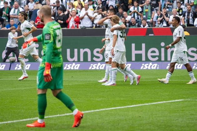 Tim Kleindienst (Borussia Moenchengladbach, 11) taetschelt den Torschuetzen zum 1:0 Hugo Bolin (Borussia Moenchengladbach, 38). Borussia Moenchengladbach vs. SV Elversberg, Fussball, 1. Bundesliga, 02. Spieltag, Saison 2026 2027, 05.09.2026 DFL DFB Regulations prohibit any use of Photographs as image sequences and or Quasivideo Borussia Moenchengladbach vs. SV Elversberg, Fussball, 1. Bundesliga, 02. Spieltag, Saison 2026 2027, 05.09.2026 Moenchengladbach *** Tim Kleindienst, Borussia Mönchengladbach, 11, pats the goal scorer on the back after the 1-0 goal by Hugo Bolin, Borussia Mönchengladbach, 38. Borussia Mönchengladbach vs. SV Elversberg, Soccer, 1st Bundesliga, Matchday 2, 2026–2027 season, September 5, 2026 DFL DFB regulations prohibit any use of photographs as image sequences and or quasi-video Borussia Mönchengladbach vs. SV Elversberg, soccer, Bundesliga 1, Matchday 2, 2026–2027 season, September 5, 2026, Mönchengladbach Copyright: xEibner-Pressefoto ThomasxHaeslerx EP_THR