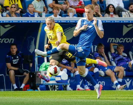 Im Bild: v.li. Julian Ryerson (Borussia Dortmund, 26) mit dem Schuss gegen Mats Rots (TSG 1899 Hoffenheim, 39) 05.09.2026, TSG 1899 Hoffenheim - Borussia Dortmund, 1. Bundesliga, 2. Spieltag, Deutschland, Sinsheim, SNP Arena, DFL REGULATIONS PROHIBIT ANY USE OF PHOTOGRAPHS AS IMAGE SEQUENCES AND OR QUASI-VIDEO. *** Pictured from left: Julian Ryerson of Borussia Dortmund, 26, taking a shot against Mats Rots of TSG 1899 Hoffenheim, 39, on May 9, 2026, TSG 1899 Hoffenheim vs. Borussia Dortmund, Bundesliga 1, Matchday 2, Germany, Sinsheim, SNP Arena, DFL REGULATIONS PROHIBIT ANY USE OF PHOTOGRAPHS AS IMAGE SEQUENCES AND OR QUASI-VIDEO Copyright: HMBxMedia xJulienxBecker