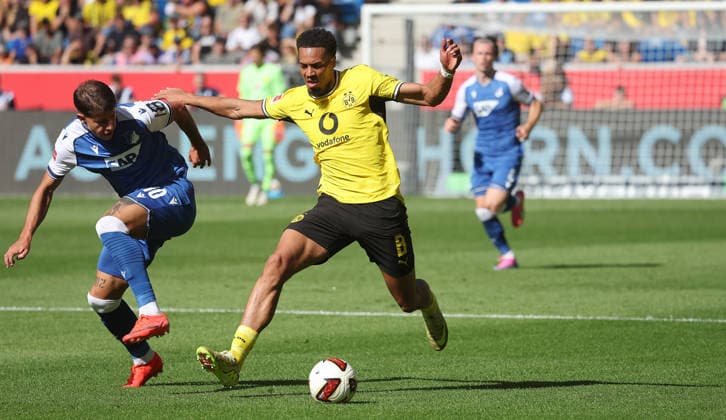 Sinsheim , Fußball Bundesliga TSG 1899 Hoffenheim vs. Borussia Dortmund , von links: Adam Hlozek ( Hoff ) Felix Nmecha ( BVB ) *** Sinsheim, Bundesliga soccer: TSG 1899 Hoffenheim vs. Borussia Dortmund; from left: Adam Hlozek (Hoff), Felix Nmecha (BVB)