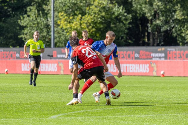 05.09.2026 Fußball 2. Bundesliga Männer Saison 2026 2027 4. Spieltag Holstein Kiel - 1. FC Nürnberg (Kiel in Weiß-Blau, Nürnberg in Rot-Schwarz) Fynn Otto (vorne), Phil Harres Kiel Holstein Stadion, Westring 501 Schleswig Holstein Deutschland *** September 5, 2026 Soccer 2. Bundesliga Men s 2026–2027 Season, Matchday 4: Holstein Kiel vs. 1. FC Nürnberg; Kiel in white and blue, Nürnberg in red and black; Fynn Otto up front; Phil Harres; Kiel Holstein Stadium, Westring 501, Schleswig-Holstein, Germany
