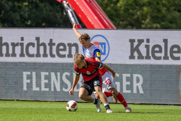 05.09.2026 Fußball 2. Bundesliga Männer Saison 2026 2027 4. Spieltag Holstein Kiel - 1. FC Nürnberg (Kiel in Weiß-Blau, Nürnberg in Rot-Schwarz) Tim Janisch (li.), Jonas Therkelsen Kiel Holstein Stadion, Westring 501 Schleswig Holstein Deutschland *** September 5, 2026 Soccer 2. Bundesliga Men s 2026–2027 Season, Matchday 4: Holstein Kiel vs. 1. FC Nürnberg; Kiel in white and blue, Nürnberg in red and black; Tim Janisch (left), Jonas Therkelsen, Holstein Kiel Stadium, Westring 501, Schleswig-Holstein, Germany