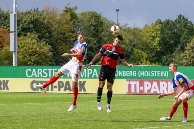 05.09.2026 Fußball 2. Bundesliga Männer Saison 2026 2027 4. Spieltag Holstein Kiel - 1. FC Nürnberg (Kiel in Weiß-Blau, Nürnberg in Rot-Schwarz) Jonas Meffert (li.), Alexios Kalogeropoulos Kiel Holstein Stadion, Westring 501 Schleswig Holstein Deutschland *** September 5, 2026 Soccer 2. Bundesliga Men s 2026–2027 Season, Matchday 4: Holstein Kiel vs. 1. FC Nürnberg; Kiel in white and blue, Nürnberg in red and black; Jonas Meffert (left), Alexios Kalogeropoulos; Holstein Kiel Stadium, Westring 501, Schleswig-Holstein, Germany