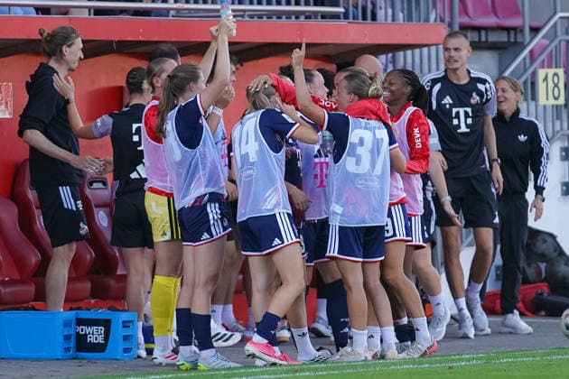 Deutschland: Fußball Google Pixel Frauen-Bundesliga 2026 2027, 3. Spieltag - 1. FSV Mainz 05 vs 1. FC Köln - Bruchwegstadion (Mainz): Die Auswechselbank vom 1. FC Köln jubelt nach dem Tor zum 0:4 durch Weronika Zawistowska (FC, 10) *** Germany Soccer Google Pixel Women s Bundesliga 2026–2027, Matchday 3: FSV Mainz 05 vs. 1. FC Köln at Bruchwegstadion, Mainz. The 1. FC Köln bench celebrates after Weronika Zawistowska scores to make it 0–4, FC, 10 Copyright: xTobiasxWentzellx