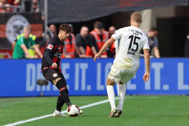 Afonso Moreira (Bayer 04 Leverkusen) und Tom Rothe (1.FC Union Berlin) im Zweikampf waehrend des Spiels der 1. Bundesliga zwischen Bayer 04 Leverkusen und 1. FC Union Berlin, BayArena am 05. September 2026 in Leverkusen, Deutschland. (Foto von Oliver Kaelke DeFodi Images) +++ Afonso Moreira (Bayer 04 Leverkusen) und Tom Rothe (1.FC Union Berlin) battle for the ball during the Bundesliga match between Bayer 04 Leverkusen and 1. FC Union Berlin at BayArena on September 5, 2026 in Leverkusen, Germany. (Photo by Oliver Kaelke DeFodi Images) DFB DFL REGULATIONS PROHIBIT ANY USE OF PHOTOGRAPHS AS IMAGE SEQUENCES AND OR QUASI-VIDEO. (Photo by Oliver Kaelke DeFodi Images) - *** Afonso Moreira of Bayer 04 Leverkusen and Tom Rothe of 1 FC Union Berlin battle for the ball during the Bundesliga match between Bayer 04 Leverkusen and 1 FC Union Berlin at the BayArena on September 5, 2026, in Leverkusen, Germany. Photo by Oliver Kaelke, DeFodi Images. Afonso Moreira of Bayer 04 Leverkusen and Tom Rothe of 1. FC Union Berlin battle for the ball during the Bundesliga match between Bayer 04 Leverkusen and 1. FC Union Berlin at BayArena on September 5, 2026 in Leverkusen, Germany. Photo by Oliver Kaelke, DeFodi Images. DFB and DFL regulations prohibit any use of photographs as image sequences and or quasi-video. Photo by Oliver Kaelke, DeFodi Images