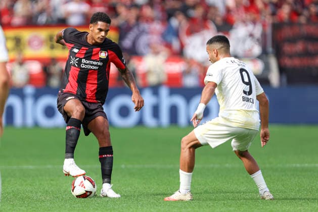 Jarell Quansah (Bayer 04 Leverkusen) und Livan Burcu (1.FC Union Berlin) im Zweikampf waehrend des Spiels der 1. Bundesliga zwischen Bayer 04 Leverkusen und 1. FC Union Berlin, BayArena am 05. September 2026 in Leverkusen, Deutschland. (Foto von Oliver Kaelke DeFodi Images) +++ Jarell Quansah (Bayer 04 Leverkusen) und Livan Burcu (1.FC Union Berlin) battle for the ball during the Bundesliga match between Bayer 04 Leverkusen and 1. FC Union Berlin at BayArena on September 5, 2026 in Leverkusen, Germany. (Photo by Oliver Kaelke DeFodi Images) DFB DFL REGULATIONS PROHIBIT ANY USE OF PHOTOGRAPHS AS IMAGE SEQUENCES AND OR QUASI-VIDEO. (Photo by Oliver Kaelke DeFodi Images) - *** Jarell Quansah of Bayer 04 Leverkusen and Livan Burcu of 1. FC Union Berlin battle for the ball during the Bundesliga match between Bayer 04 Leverkusen and 1. FC Union Berlin at the BayArena on September 5, 2026, in Leverkusen, Germany. Photo by Oliver Kaelke, DeFodi Images. Jarell Quansah of Bayer 04 Leverkusen and Livan Burcu of 1. FC Union Berlin battle for the ball during the Bundesliga match between Bayer 04 Leverkusen and 1. FC Union Berlin at BayArena on September 5, 2026 in Leverkusen, Germany. Photo by Oliver Kaelke, DeFodi Images. DFB and DFL regulations prohibit any use of photographs as image sequences and or quasi-video. Photo by Oliver Kaelke, DeFodi Images.