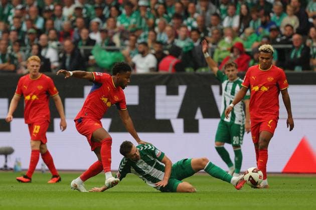 05.09.26, GER, Fussball, 1.FBL Männer, 2. Spieltag, Saison2026 2027, SV Werder Bremen vs. RB Leipzig Christopher Nkunku (RB Leipzig 28) im Zweikampf gegen Youri Regeer (SV Werder Bremen 44) Bremen Weserstadion Bremen Germany *** 05 09 26, GER, Soccer, 1st Division Men, Matchday 2, 2026–2027 Season, SV Werder Bremen vs. RB Leipzig Christopher Nkunku (RB Leipzig, No. 28) in a tackle against Youri Regeer (SV Werder Bremen, No. 44) at the Weserstadion in Bremen, Germany Copyright: xnordphotoxGmbHx xTauchnitzx