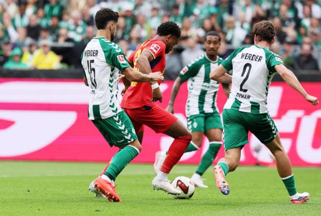 Bremen - RB Leipzig Bundesliga Bremen, 05.09.2026, Weserstadion, Fußball, 1.Bundesliga, 2.Spieltag , SV Werder Bremen vs. RB Leipzig , Im Bild von links: Ludovit Reis ( 15, Bremen), Christopher Nkunku ( 28; RBL), Olivier Deman ( 2, Bremen). , Nur zur redaktionellen Nutzung. Only editorial use. , DFL DFB regulations prohibit any use of photographs as image sequences and or quasi-video. , *** Bremen vs. RB Leipzig, Bundesliga, Bremen, September 5, 2026, Weserstadion, Soccer, Bundesliga 1, Matchday 2, SV Werder Bremen vs. RB Leipzig, Pictured from left: Ludovit Reis (15), Bremen; Christopher Nkunku (28), RBL; Olivier Deman (2), Bremen; For editorial use only. DFL and DFB regulations prohibit any use of photographs as image sequences and or quasi-video,