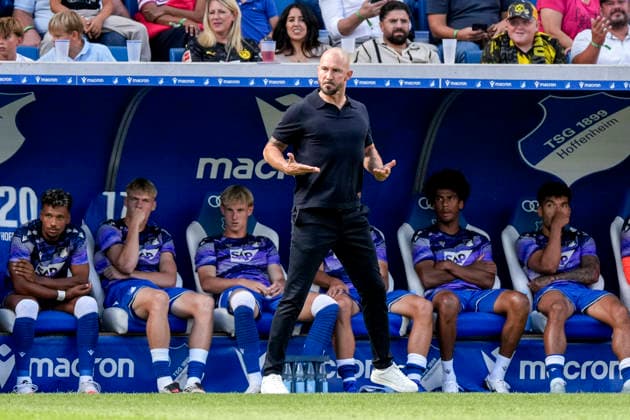 Christian Ilzer (Trainer, Cheftrainer, Hoffenheim), gibt Anweisungen, gestikuliert, mit den Armen gestikulieren, Freisteller, Ganzkörper, Einzelbild, Einzelfoto, Aktion, Action, am Spielfeldrand, an der Seitenauslinie, 05.09.2026, Sinsheim (Deutschland), Fussball, Bundesliga, TSG 1899 Hoffenheim - Borussia Dortmund, DFB DFL REGULATIONS PROHIBIT ANY USE OF PHOTOGRAPHS AS IMAGE SEQUENCES AND OR QUASI-VIDEO. *** Christian Ilzer, coach and head coach of Hoffenheim, gives instructions, gestures with his arms, close-up, full-body shot, single frame, single photo, action, on the sidelines, at the sideline, September 5, 2026, Sinsheim, Germany, soccer, Bundesliga, TSG 1899 Hoffenheim vs. Borussia Dortmund, DFB and DFL regulations prohibit any use of photographs as image sequences and or quasi-video xozx