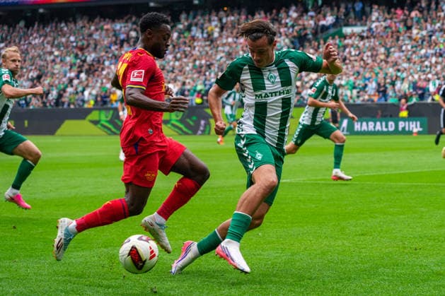 Ridle Baku (RB Leipzig, 17), Olivier Deman (Werder Bremen, 2), Deutschland: Fussball, Bundesliga, Saison 2026 27, 2. Spieltag, 05.09.2026, Werder Bremen vs RB Leipzig, Weserstadion (Bremen) *** Ridle Baku (RB Leipzig), 17, Olivier Deman (Werder Bremen), 2, German Soccer, Bundesliga, 2026–27 Season, Matchday 2, September 5, 2026, Werder Bremen vs. RB Leipzig, Weserstadion, Bremen Copyright: xLeonxFrickx