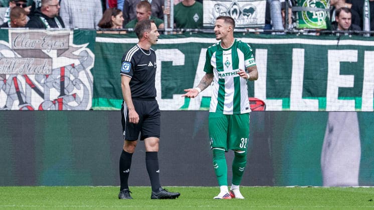 v.li.: Schiedsrichter Benjamin Brand und Marco Friedl (SV Werder Bremen, 32) diskutieren über die Elfmeterentscheidung, Strafstoßpfiff, DIE DFL-RICHTLINIEN UNTERSAGEN JEGLICHE NUTZUNG VON FOTOS ALS SEQUENZBILDER UND ODER VIDEOAÌˆHNLICHE FOTOSTRECKEN. DFL REGULATIONS PROHIBIT ANY USE OF PHOTOGRAPHS AS IMAGE SEQUENCES AND OR QUASI-VIDEO., 05.09.2026, Bremen (Deutschland), Fussball, Bundesliga, SV Werder Bremen - RB Leipzig *** From left: Referee Benjamin Brand and Marco Friedl of SV Werder Bremen, 32, discuss the penalty kick decision, the penalty kick whistle, THE DFL GUIDELINES PROHIBIT ANY USE OF PHOTOGRAPHS AS STILL IMAGES AND OR VIDEO-LIKE PHOTO SEQUENCES. DFL REGULATIONS PROHIBIT ANY USE OF PHOTOGRAPHS AS IMAGE SEQUENCES AND OR QUASI-VIDEO, September 5, 2026, Bremen, Germany, Soccer, Bundesliga, SV Werder Bremen vs. RB Leipzig xobx
