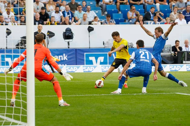 Im Bild: v.li. Torwart Oliver Baumann (TSG 1899 Hoffenheim, 1), Konstantinos Karetsas (Borussia Dortmund, 19) am Ball mit der Hereingabe, Albian Hajdari (TSG 1899 Hoffenheim, 21) und Wouter Burger (TSG 1899 Hoffenheim, 18) 05.09.2026, TSG 1899 Hoffenheim - Borussia Dortmund, 1. Bundesliga, 2. Spieltag, Deutschland, Sinsheim, SNP Arena, DFL REGULATIONS PROHIBIT ANY USE OF PHOTOGRAPHS AS IMAGE SEQUENCES AND OR QUASI-VIDEO. *** Pictured from left: Goalie Oliver Baumann of TSG 1899 Hoffenheim, 1, Konstantinos Karetsas of Borussia Dortmund, 19, on the ball with the cross, Albian Hajdari of TSG 1899 Hoffenheim, 21, and Wouter Burger of TSG 1899 Hoffenheim, 18, May 9, 2026, TSG 1899 Hoffenheim vs. Borussia Dortmund, Bundesliga 1, Matchday 2, Germany, Sinsheim, SNP Arena. DFL regulations prohibit any use of photographs as image sequences and or quasi-video. Copyright: HMBxMedia xJulienxBecker