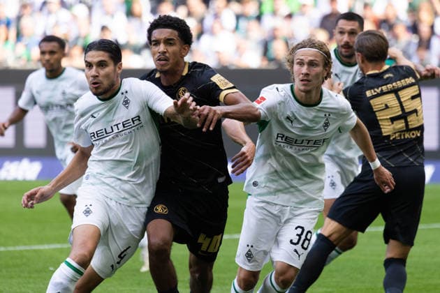 Mönchengladbach, Deutschland 03. Mai 2026: 1. BL - 2026 2027 - Sp. 2 - Borussia Mönchengladbach gegen SV Elversberg Im Bild: v. li. im Zweikampf Kevin Diks (BMG), Francis Onyeka (SV) und Hugo Bolin (BMG) DFL DFB regulations prohibit any use of photographs as image sequences and or quasi-video. ista-Borussia Park Nordrhein Westfalen *** Mönchengladbach, Germany, May 3, 2026, Bundesliga 1 2026–2027, Matchday 2: Borussia Mönchengladbach vs. SV Elversberg. Pictured, from left, in a tackle: Kevin Diks (BMG), Francis Onyeka (SV), and Hugo Bolin (BMG). DFL and DFB regulations prohibit any use of photographs as image sequences and or quasi-video content at Borussia Park, North Rhine-Westphalia. Copyright: xFotostandx xGörtzx