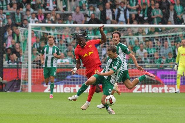 05.09.26, GER, Fussball, 1.FBL Männer, 2. Spieltag, Saison2026 2027, SV Werder Bremen vs. RB Leipzig Johan Bakayoko (RB Leipzig 11) im Zweikampf gegen Youri Regeer (SV Werder Bremen 44) Bremen Weserstadion Bremen Germany *** 05 09 26, GER, Soccer, 1st FBL Men, Matchday 2, 2026–2027 Season, SV Werder Bremen vs. RB Leipzig; Johan Bakayoko (RB Leipzig, No. 11) in a tackle against Youri Regeer (SV Werder Bremen, No. 44); Weserstadion, Bremen, Germany Copyright: xnordphotoxGmbHx xTauchnitzx