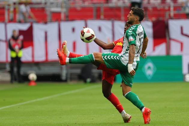 05.09.26, GER, Fussball, 1.FBL Männer, 2. Spieltag, Saison2026 2027, SV Werder Bremen vs. RB Leipzig Johan Bakayoko (RB Leipzig 11) im Zweikampf gegen Ludovit Reis (SV Werder Bremen 15) Bremen Weserstadion Bremen Germany *** 05 09 26, GER, Soccer, 1st Bundesliga Men, Matchday 2, 2026–2027 Season, SV Werder Bremen vs. RB Leipzig; Johan Bakayoko (RB Leipzig, No. 11) in a tackle against Ludovit Reis (SV Werder Bremen, No. 15); Weserstadion, Bremen, Germany Copyright: xnordphotoxGmbHx xTauchnitzx