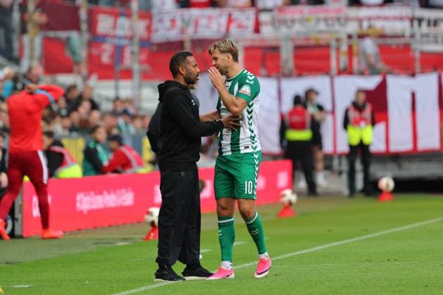 05.09.26, GER, Fussball, 1.FBL Männer, 2. Spieltag, Saison2026 2027, SV Werder Bremen vs. RB Leipzig Coachingzone Seitenlinie Trainerbereich Technische Zone. Trainer Daniel Thioune (SV Werder Bremen) gibt Anweisungen an Niclas Füllkrug Niclas Fuellkrug (SV Werder Bremen 10) Bremen Weserstadion Bremen Germany *** 05 09 26, GER, Soccer, Men s 1st Division, Matchday 2, 2026–2027 Season, SV Werder Bremen vs. RB Leipzig: Coaching Zone, Sideline, Coaches Area, Technical Area. Coach Daniel Thioune of SV Werder Bremen gives instructions to Niclas Füllkrug. Niclas Füllkrug, SV Werder Bremen 10, Weserstadion, Bremen, Germany Copyright: xnordphotoxGmbHx xTauchnitzx
