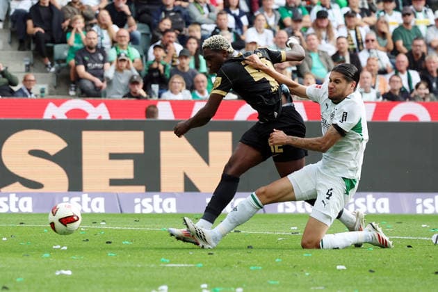 05.09.2026, xrekx, Fussball 1.Bundesliga, Borussia Moenchengladbach - SV Elversberg v.l. Torschuss zum 1:1 durch David Mokwa (SV 07 Elversberg) Kevin Diks (Borussia Moenchengladbach) (DFL DFB REGULATIONS PROHIBIT ANY USE OF PHOTOGRAPHS as IMAGE SEQUENCES and or QUASI-VIDEO) Moenchengladbach *** September 5, 2026, xrekx, Soccer, Bundesliga 1, Borussia Mönchengladbach vs. SV Elversberg: David Mokwa scores the 1-1 equalizer for SV 07 Elversberg; Kevin Diks (Borussia Mönchengladbach). DFL and DFB regulations prohibit any use of photographs as image sequences and or quasi-video Mönchengladbach