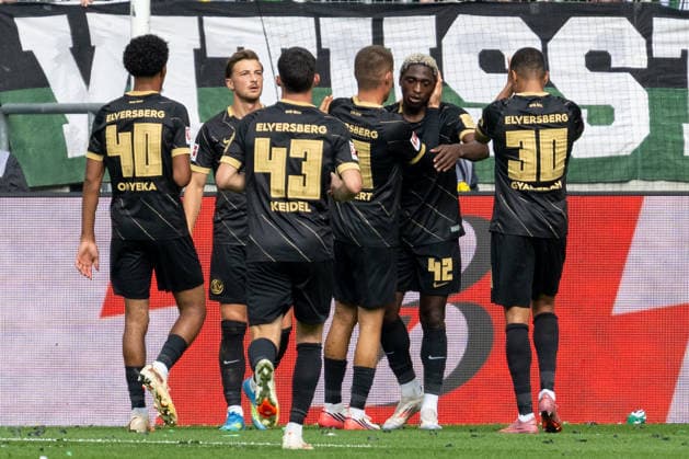 Die Elversberger Spieler bejubeln das Tor zum 1:1 durch David Ngabi Mokwas (SV Elversberg, 42). Borussia Moenchengladbach vs. SV Elversberg, Fussball, 1. Bundesliga, 02. Spieltag, Saison 2026 2027, 05.09.2026 DFL DFB Regulations prohibit any use of Photographs as image sequences and or Quasivideo Borussia Moenchengladbach vs. SV Elversberg, Fussball, 1. Bundesliga, 02. Spieltag, Saison 2026 2027, 05.09.2026 Moenchengladbach *** The Elversberg players celebrate David Ngabi Mokwa’s goal to tie the score at 1–1 for SV Elversberg, 42nd minute: Borussia Mönchengladbach vs. SV Elversberg, soccer, Bundesliga 1, Matchday 2, 2026–2027 season, September 5, 2026 DFL DFB regulations prohibit any use of photographs as image sequences and or quasi-video Borussia Mönchengladbach vs. SV Elversberg, soccer, Bundesliga 1, Matchday 2, 2026–2027 season, September 5, 2026, Mönchengladbach Copyright: xEibner-Pressefoto ThomasxHaeslerx EP_THR