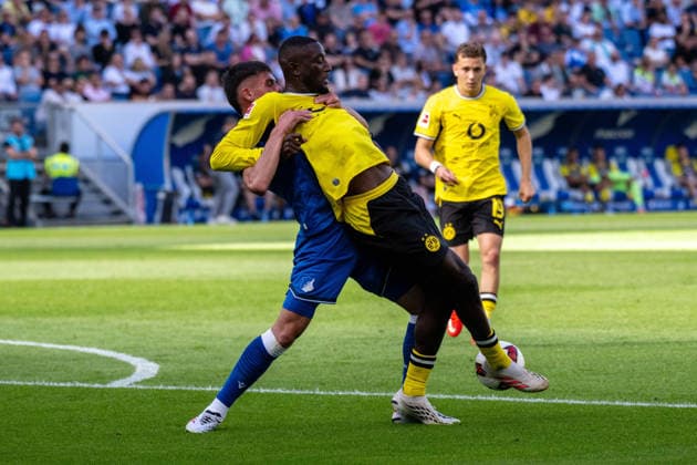 Albian Hajdari (TSG 1899 Hoffenheim) im Zweikampf mit Serhou Guirassy (Borussia Dortmund). xettx, Deutschland, Sinsheim, 05.09.2026, Fussball, Bundesliga: TSG 1899 Hoffenheim vs Borussia Dortmund, Saison 2026 2027, 2. Spieltag, SNP Arena DFL DFB REGULATIONS PROHIBIT ANY USE OF PHOTOGRAPHS AS IMAGE SEQUENCES AND OR QUASI-VIDEO. *** Albian Hajdari of TSG 1899 Hoffenheim in a tackle with Serhou Guirassy of Borussia Dortmund xettx, Germany, Sinsheim, September 5, 2026, Soccer, Bundesliga: TSG 1899 Hoffenheim vs. Borussia Dortmund, 2026–2027 season, Matchday 2, SNP Arena. DFL and DFB regulations prohibit any use of photographs as image sequences and or quasi-video.