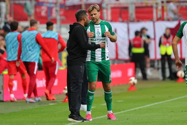 05.09.26, GER, Fussball, 1.FBL Männer, 2. Spieltag, Saison2026 2027, SV Werder Bremen vs. RB Leipzig Coachingzone Seitenlinie Trainerbereich Technische Zone. Trainer Daniel Thioune (SV Werder Bremen) gibt Anweisungen an Niclas Füllkrug Niclas Fuellkrug (SV Werder Bremen 10) Bremen Weserstadion Bremen Germany *** 05 09 26, GER, Soccer, Men s 1st Bundesliga, Matchday 2, 2026–2027 Season, SV Werder Bremen vs. RB Leipzig: Coaching Zone, Sideline, Coaches Area, Technical Zone; Coach Daniel Thioune of SV Werder Bremen gives instructions to Niclas Füllkrug; Niclas Füllkrug, SV Werder Bremen 10; Bremen, Weserstadion, Bremen, Germany Copyright: xnordphotoxGmbHx xTauchnitzx