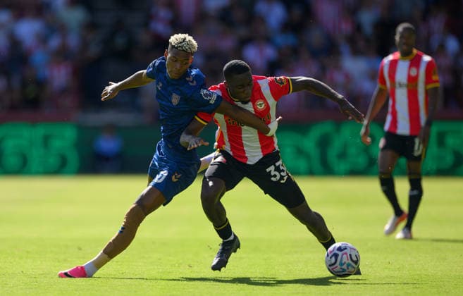 Brentford v Sunderland Premier League Michael Kayode of Brentford and Nilson Angulo of Sunderland battle for the ball during the Premier League match at the Gtech Community Stadium, Brentford 05 09 2026 UK Newspapers OUT Copyright: xGraemexWilcocksonx FIL-23898-0057