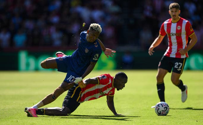 Brentford v Sunderland Premier League Michael Kayode of Brentford and Nilson Angulo of Sunderland battle for the ball during the Premier League match at the Gtech Community Stadium, Brentford 05 09 2026 UK Newspapers OUT Copyright: xGraemexWilcocksonx FIL-23898-0059