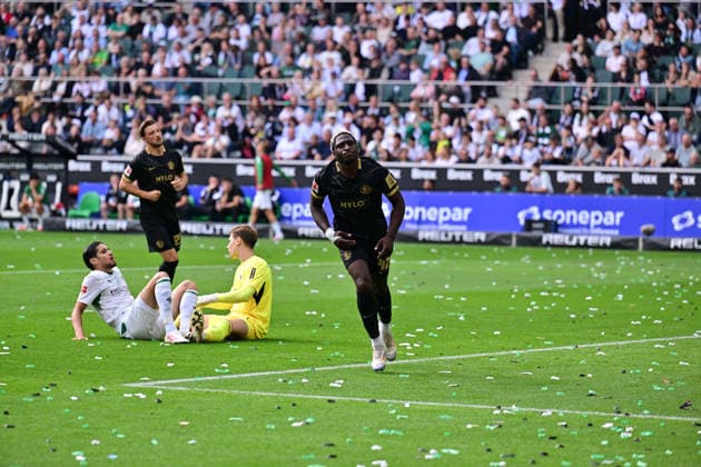 05.09.2026; Moenchengladbach; Fussball, Herren, Saison 2026 2027, Borussia Moenchengladbach vs. SV Elversberg Torschuetze David Mokwa (Elversberg) dreht nach seinem Tor zum 1-1 jubelnd ab. im Hintergrund links sitzen Kevin Diks (Gladbach) und Torwart Moritz Nicolas (Gladbach) enttaeuscht am Boden DFL regulations prohibit any use of photographs as image sequences and or quasi-video. ista-Borussia-Park Nordrhein-Westfalen Deutschland *** September 5, 2026, Mönchengladbach Soccer, Men s, 2026–2027 Season, Borussia Mönchengladbach vs. SV Elversberg. Goal scorer David Mokwa of Elversberg turns away jubilantly after scoring the 1–1 goal; in the background on the left are Kevin Diks of Gladbach and goalkeeper Moritz Nicolas of Gladbach, sitting on the ground in disappointment. DFL regulations prohibit any use of photographs as image sequences and or quasi-video ista Borussia Park, North Rhine-Westphalia, Germany