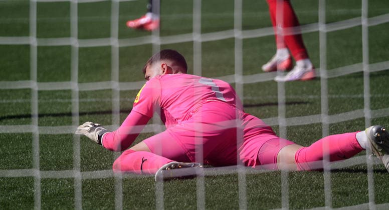Torhueter Timon Weiner (Holstein Kiel) Fussball, Herren, Saison 2026 2027, 2.BL, Holstein Stadion, Holstein Kiel gegen 1.FC Nuernberg, 2-2 DFL REGULATIONS PROHIBIT ANY USE OF PHOTOGRAPHS AS IMAGE SEQUENCES AND OR QUASI-VIDEO. *** Goalkeeper Timon Weiner, Holstein Kiel Soccer, Men s Team, 2026–2027 Season, 2. Bundesliga, Holstein Stadium, Holstein Kiel vs. 1. FC Nuremberg, 2–2. DFL regulations prohibit any use of photographs as image sequences and or quasi-video.
