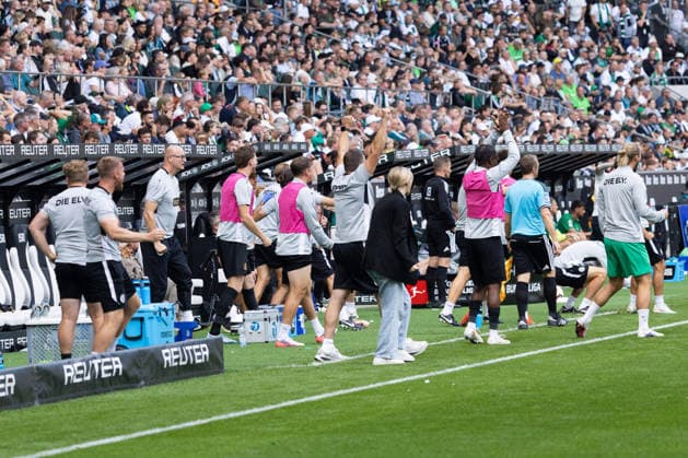 Mönchengladbach, Deutschland 03. Mai 2026: 1. BL - 2026 2027 - Sp. 2 - Borussia Mönchengladbach gegen SV Elversberg Im Bild: Jubel der Ersatzbank von SV Elversberg nach dem Treffer zum 1:1 Ausgleich DFL DFB regulations prohibit any use of photographs as image sequences and or quasi-video. ista-Borussia Park Nordrhein Westfalen *** Mönchengladbach, Germany May 3, 2026 Bundesliga 2026–2027 Matchday 2: Borussia Mönchengladbach vs. SV Elversberg Pictured: SV Elversberg’s bench celebrating after scoring the 1–1 equalizer. DFL and DFB regulations prohibit any use of photographs as image sequences and or quasi-video content. Borussia Park, North Rhine-Westphalia Copyright: xFotostandx xGörtzx