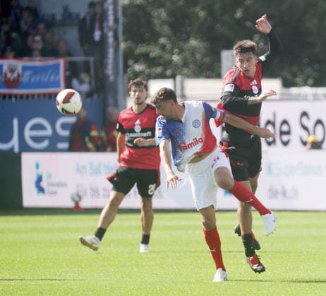 Jonas Meffert (Holstein Kiel), Javier Fernandez (1.FC Nuernberg) Fussball, Herren, Saison 2026 2027, 2.BL, Holstein Stadion, Holstein Kiel gegen 1.FC Nuernberg, 2-2 DFL REGULATIONS PROHIBIT ANY USE OF PHOTOGRAPHS AS IMAGE SEQUENCES AND OR QUASI-VIDEO. *** Jonas Meffert, Holstein Kiel; Javier Fernandez, 1. FC Nuremberg; Soccer, Men s, 2026–2027 Season, 2. Bundesliga, Holstein Stadium, Holstein Kiel vs. 1. FC Nuremberg, 2–2. DFL regulations prohibit any use of photographs as image sequences and or quasi-video.