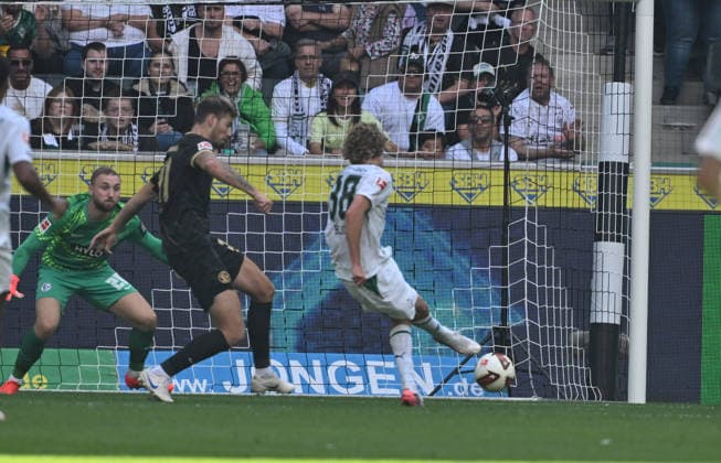 05.09.2026; Moenchengladbach; Fussball, Herren, Saison 2026 2027, Borussia Moenchengladbach vs. SV Elversberg Tor zum 2-1; Hugo Bolin (Gladbach, re.) zieht ab und trifft zum 2-1 DFL regulations prohibit any use of photographs as image sequences and or quasi-video. ista-Borussia-Park Nordrhein-Westfalen Deutschland *** September 5, 2026, Mönchengladbach Soccer, Men s, 2026–2027 Season, Borussia Mönchengladbach vs. SV Elversberg Goal to make it 2–1: Hugo Bolin (Gladbach) takes a shot from the right and scores to make it 2–1. DFL regulations prohibit any use of photographs as image sequences and or quasi-video content. Borussia Park, North Rhine-Westphalia, Germany