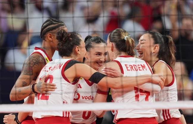 Turkiye v Serbia - CEV EuroVolley 2026 ISTANBUL, TURKIYE - SEPTEMBER 5: Players of Turkiye celebrate after scoring during the CEV Women s European Volleyball Championship semifinal match between Turkiye and Serbia at Sinan Erdem Sports Hall in Istanbul, Turkiye, on September 5, 2026. Cemal Yurttas Anadolu Istanbul Turkey. Editorial use only. Please get in touch for any other usage.  Copyright: x2026xAnadoluxCemalxYurttasx