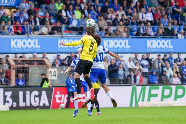 German Soccer, 3rd Division, Matchday 4, Hänsch Arena, SV Meppen vs. 1 FC Saarbrücken: Daniel Gleiber (1 FC Saarbrücken, No. 5) and Niclas Nadj (SV Meppen, No. 40) in an aerial duel Copyright: xMichelxWittex