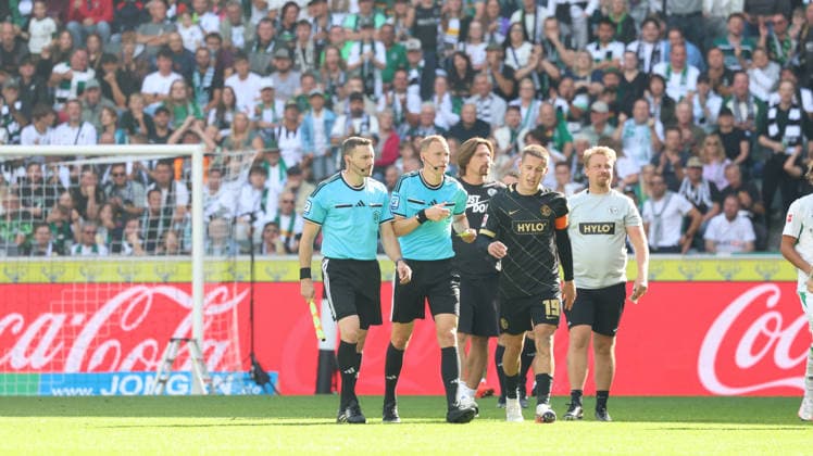 05.09.2026, xrekx, Fussball 1.Bundesliga, Borussia Moenchengladbach - SV Elversberg v.l. Schiedsrichter Referee Martin Ptersen Vincent Wagner Trainer (SV 07 Elversberg) eine Gelb Karte erhalten, received a yellow card (DFL DFB REGULATIONS PROHIBIT ANY USE OF PHOTOGRAPHS as IMAGE SEQUENCES and or QUASI-VIDEO) Moenchengladbach *** September 5, 2026, xrekx, Soccer, Bundesliga 1, Borussia Mönchengladbach vs. SV Elversberg; Referee: Martin Ptersen; Vincent Wagner, coach of SV 07 Elversberg, received a yellow card, received a yellow card. DFL and DFB regulations prohibit any use of photographs as image sequences and or quasi-video. Mönchengladbach