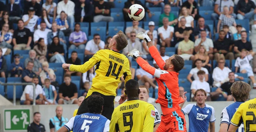 Sinsheim , Fußball Bundesliga TSG 1899 Hoffenheim vs. Borussia Dortmund , von links: Maximilian Beier ( BVB ) Oliver Baumann ( Hoff ) *** Sinsheim, Bundesliga Soccer: TSG 1899 Hoffenheim vs. Borussia Dortmund; from left: Maximilian Beier (BVB), Oliver Baumann (Hoff)